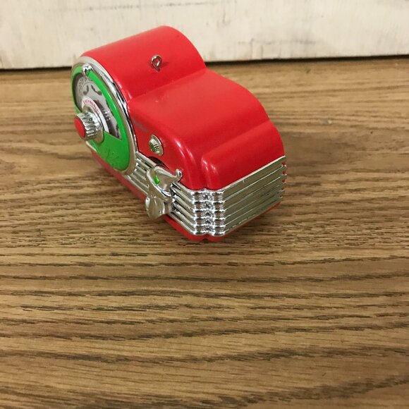 Hallmark Keepsake 2013 North Pole Countdown Radio with MP3 Player Red - Picture 2 of 6